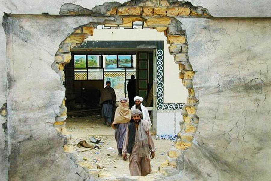 নেদারল্যান্ডসের এক সাংবাদিকের বইয়ে উঠে এসেছে ওমরের বাসস্থান সংক্রান্ত নানা বিস্ফোরক তথ্য। আফগানিস্তানে আমেরিকার সেনা ঘাঁটি থেকে পায়ে হাঁটা দূরেই থাকতেন মোল্লা, বেট্টে ড্যামের বই বলছে এমনটাই। কিন্তু তাঁর টের পায়নি আমেরিকার সেনা।