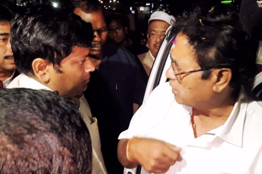 রবিবার শিলিগুড়িতে সৌজন্য বিনিময়। তবে অনন্তের দাবিতে সহমত নন সুকান্ত।