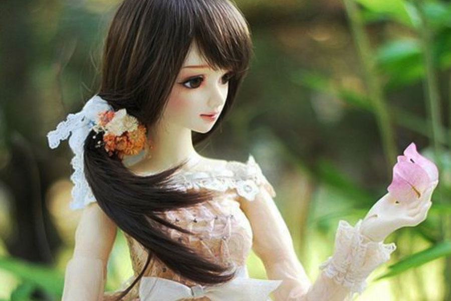 উপহার হিসাবে পুতুল পেলে বাচ্চারা আর কী চায়! তার উপর যদি আকারে-আয়তনে সেই পুতুল প্রায় মানুষের সমান হয়, তা হলে তো তারা আনন্দে আত্মহারা।