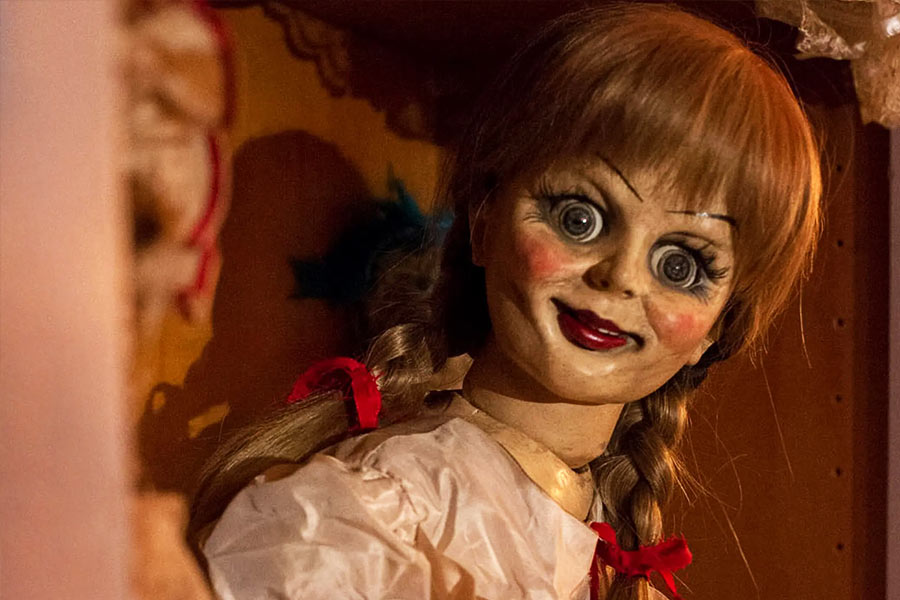 বড় পর্দায় এই পুতুলদের নিয়ে ভয়াবহ কাহিনি কম হয়নি। বলিউডের ‘কাতিয়া বিচ্ছু’ থেকে হলিউডের ‘অ্যানাবেল’, ‘চাকি’ প্রভৃতি পুতুলের কাহিনি দর্শককে রীতিমতো ভয় ধরায়। এই ধরনের গল্প শুধু সিনেমার গল্পেই সীমাবদ্ধ থাকেনি। বাস্তবেও এমন ঘটনা ঘটেছে আমেরিকায়।