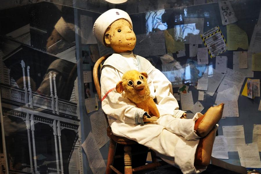 যে পুতুলটিকে ঘিরে আমেরিকার এক পরিবার ভয়ে শিউরে উঠেছিল, তার নাম রবার্ট। কথিত আছে, বিশ্বের সবথেকে ‘ভূতুড়ে’ পুতুল এই রবার্ট। 