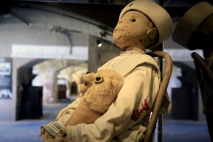 ১৯০০ সালের ঘটনা। আমেরিকার ইটন স্ট্রিট এলাকায় থাকত ওটো পরিবার। ওটো পরিবারের সবচেয়ে খুদে সদস্য ছিল ইউজিন রবার্ট ওটো। ইউজিনকে ভালবেসে সকলে জিন বলে ডাকতেন। তাঁদের বাড়ির এক চাকর ইউজিনকে নিজের হাতে তৈরি করা একটি পুতুল উপহার দেন।