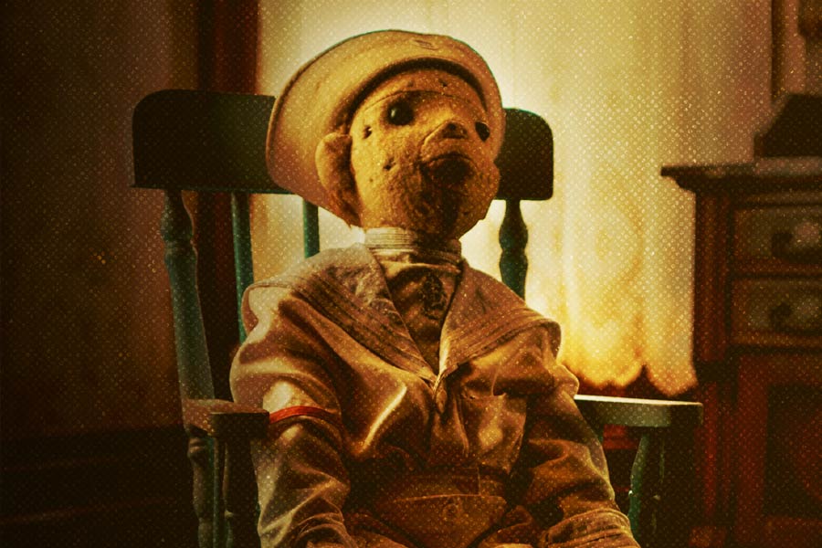 সেই পুতুলের আকার জিনকেও ছাড়িয়ে যায়। পুতুলটি জিনের এতই পছন্দ হয়েছিল যে, সে নিজের নামেই পুতুলের নাম রেখেছিল। জিন সেই পুতুলের নাম দিয়েছিল রবার্ট। জিনের সর্ব ক্ষণের সঙ্গী ছিল সে। পুতুলটির চেহারা একনজরে দেখে অদ্ভুত লাগলেও তার প্রতি জিনের ভালবাসা দেখে বাড়ির কেউ এই বিষয়ে কিছু বলেননি।