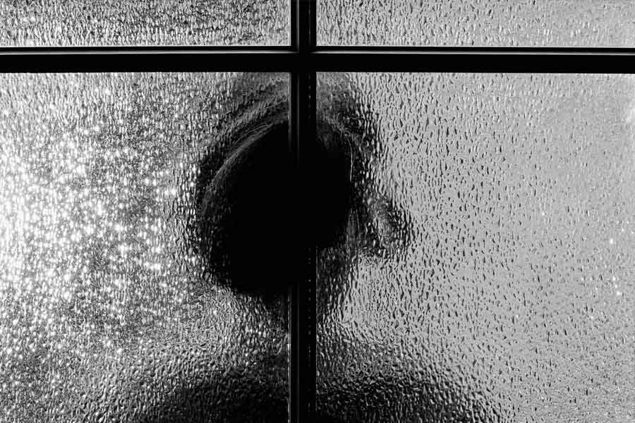 এই দৃশ্য দেখে জিন আঁতকে ওঠে। স্পষ্ট মনে আছে, ঘুমানোর আগে রবার্টকে বিছানায় নয়, অন্য জায়গায় রেখেছিল সে। তা হলে সে বিছানায় এল কী করে? ভয়ে চিৎকার করে ওঠে ছোট্ট জিন। চিৎকার করার পরেই ঘরের ভিতর শুরু হয় তুলকালাম কাণ্ড। ঘরের আসবাবপত্রগুলি নিজে থেকেই এ দিক-ও দিক সরে যেতে থাকে। ঘরের দরজাও যায় বন্ধ হয়ে। 