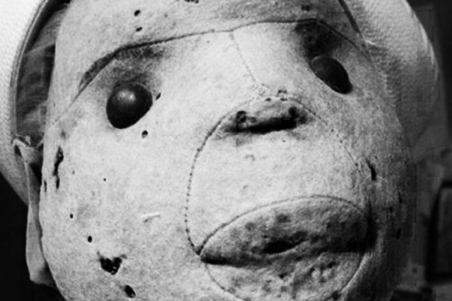 ছেলের চিৎকার এবং আসবাবপত্র সরানোর আওয়াজ পেয়ে জিনের ঘরে ছুটে যান তাঁর মা। কিন্তু দরজা যে ভিতর থেকে বন্ধ। বহু ক্ষণ ধাক্কা দেওয়ার পর অবশেষে নিজে থেকেই ঘরের দরজা খুলে যায়।