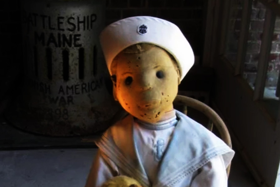 পাড়া-প্রতিবেশীরাও জানিয়েছিলেন, তাঁরা নাকি মাঝেমধ্যেই দেখতে পেতেন বাড়ির উপরের তলার ঘরের জানলা থেকে রাস্তার দিকে অদ্ভুত দৃষ্টিতে তাকিয়ে রয়েছে রবার্ট। মনের ভুল ভেবে এ সব এড়িয়ে গিয়েছিলেন ওটো পরিবারের সদস্যরা। জিন পড়াশোনা শেষ করে চাকরিও পেয়ে যান। স্ত্রী অ্যানকে নিয়ে অন্য বাড়িতে নতুন সংসার পাতেন তিনি।