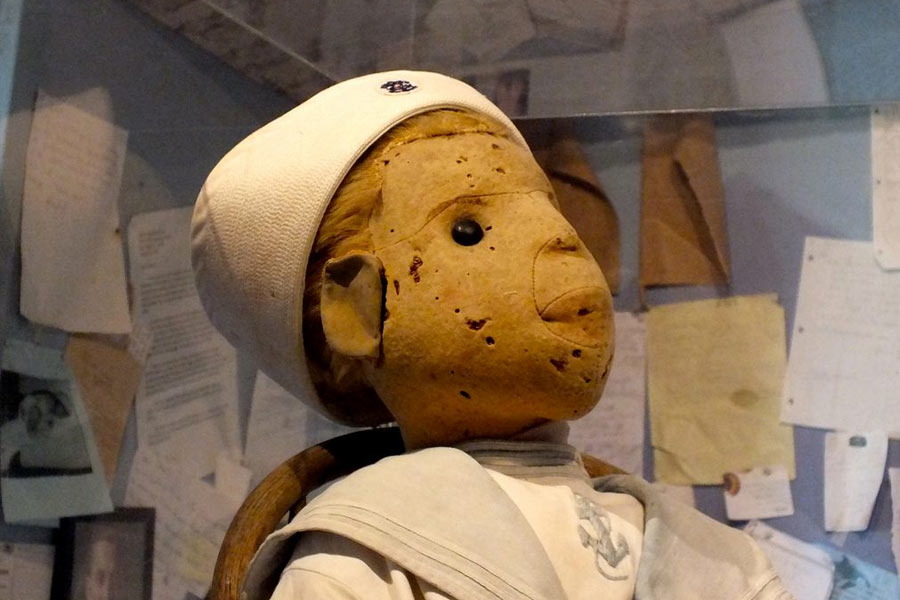 বাবা-মা মারা যাওয়ার পর আবার পৈতৃক বাড়িতে ফিরে আসেন জিন। জিন তাঁর স্ত্রীকে জানান, রবার্টের জন্য আলাদা ঘরে থাকার আয়োজন করতে। অ্যান এই প্রস্তাবে রাজি না হয়ে ছাদের ঘরে আটকে রেখে দেন রবার্টকে।