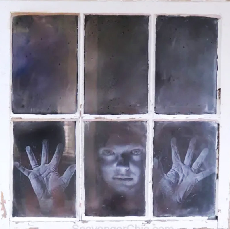 পাড়ার বাচ্চারাও দাবি করেছিল, তারা যখন স্কুল যায় তখন জিনের বাড়ির উপরতলার ঘরের জানলা দিয়ে কে যেন তাদের দিকে তাকিয়ে থাকত। বাচ্চাদের কথার সত্যতা যাচাই করতে জিন এবং অ্যান দু’জনেই উপরের ঘরে যান। সেই ঘরে তো কারও থাকার কথা নয়। কিন্তু দরজা খুলে তাঁরা নাকি দেখেন, জানলার দিকে মুখ করে বসে রয়েছে রবার্ট।