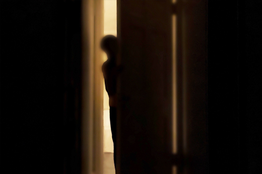 এই ঘটনা নাকি প্রায়শই ঘটতে থাকে তাঁদের সঙ্গে। যত বার রবার্টকে তাঁরা ছাদের ঘরে আটকে আসেন, তত বার তাঁরা উপরতলার ঘর থেকে রবার্টকে খুঁজে পান। তবুও তাঁরা দু’জন বাড়ি ছেড়ে যাননি।