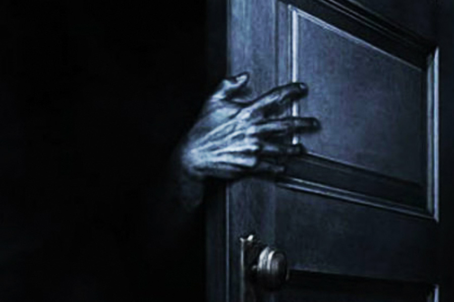 মাঝেমধ্যেই ঘুম‌ের ঘোরে চেঁচিয়ে উঠত সে। রবার্টকে নাকি ঘরময় ঘুরে বেড়াতে দেখত মেয়েটি। ভয় পেয়ে পুতুলটিকে ফোর্ট ইস্ট মার্টেলো মিউজিয়ামে পাঠিয়ে দেন তাঁর বাবা-মা।