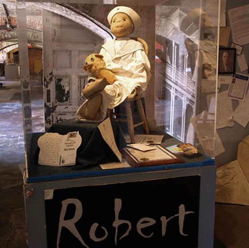 বিশ্বের সবচেয়ে ভয়ানক পুতুলকে দেখতে মিউজ়িয়ামে ভিড় জমান অনেকেই। সুরক্ষার জন্য একটি কাচের পাত্রের ভিতর রাখা হয়েছে পুতুলটিকে। কিন্তু তার ‘ভূতুড়ে’ কাণ্ডের প্রমাণ পাওয়া গিয়েছে মিউজ়িয়ামেও।