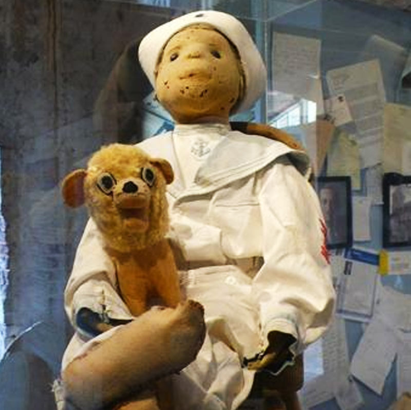 দর্শকদের অনেকে দাবি করেছেন, তাঁরা যখন পুতুলটির ছবি তোলার চেষ্টা করেছেন, সেই মুহূর্তে ক্যামেরা কাজ করা বন্ধ হয়ে গিয়েছে। মিউজ়িয়াম থেকে বেরোনোর পর আবার নিজে থেকেই নাকি ঠিক হয়ে গিয়েছে ক্যামেরাগুলি।