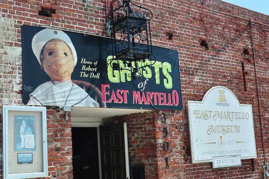 কেউ কেউ আবার মনে করেন, এই পুতুলটি জিনকে উপহার দিয়েছিলেন তাঁর দাদু। জার্মানিতে ঘুরতে যাওয়ার সময় নাতির জন্য পছন্দ করে এনেছিলেন এই পুতুলটি। যদিও এই পুতুলের ‘কাণ্ডকারখানা’কে বিশ্বাস করতে রাজি নন অনেকেই। তাঁদের মতে, অন্ধবিশ্বাস, ভয় বা কুসংস্কার থেকে লোকের মুখে মুখে এই ধরনের কাহিনি ঘুরে বেড়াচ্ছে। এই প্রচারের পিছনে কারও কারও ব্যবসায়িক উদ্দেশ্য থাকতে পারে বলেও মনে করেন তাঁরা।