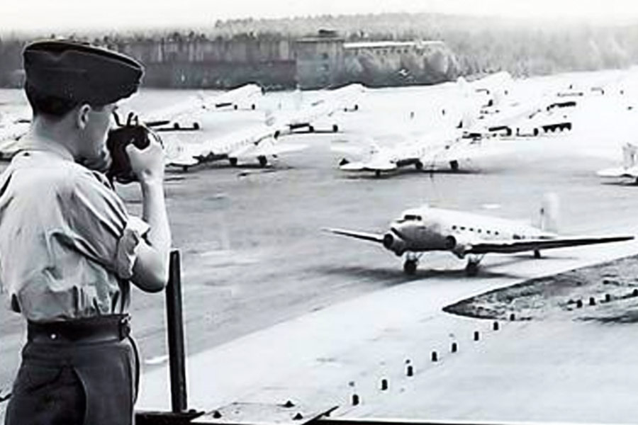 ৯৫৩ একর জমির উপর তৈরি হয়েছিল বিমানবন্দরটি। প্রবেশের জন্য ছিল ১০টি পথ। এই বিমানবন্দরের মধ্যে ঢুকে পড়তে পারে  মোনাকো্র মতো আস্ত একটা দেশ।