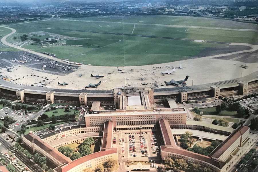 এই বিমানবন্দরে রয়েছে একটি র‌্যাডার টাওয়ার, যার উচ্চতা ৭২ মিটার। জার্মান সেনা এখনও এই র‌্যাডার ব্যবহার করে।