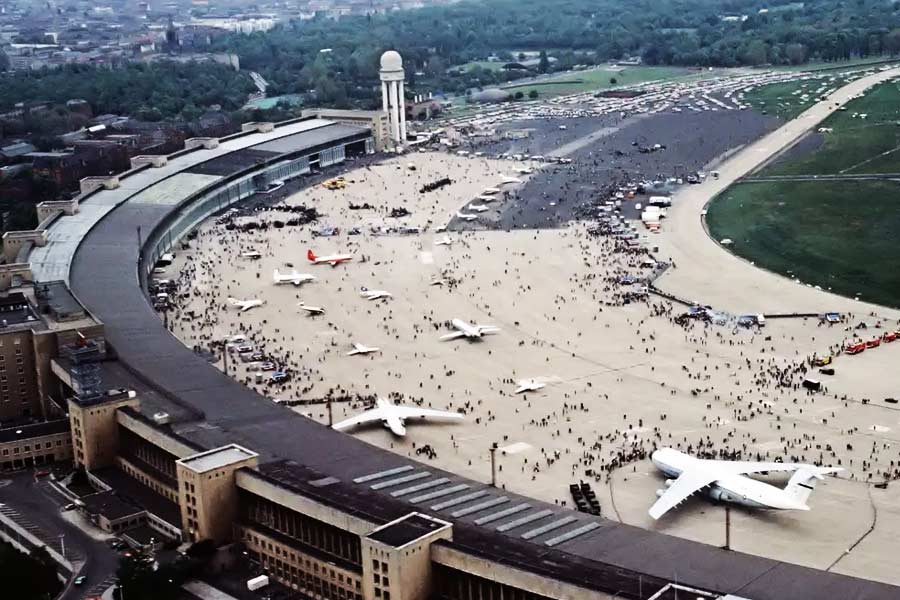 আমেরিকা-সোভিয়েত রাশিয়ার মধ্যে ঠান্ডা লড়াইয়ের প্রাথমিক পর্বে ১৯৪৮ সালের জুন মাসে রাশিয়া পশ্চিম বার্লিনগামী সব রাস্তা, রেলপথ, জলপথ বন্ধ করে দেয়। তখন ত্রাতার ভূমিকা নেয় টেম্পেলহফ। পরের ৩২২ দিনে এই বিমানবন্দরে প্রতি ৪৫ সেকেন্ডে একটি করে বিমান ওঠানামা করত। তাতে আসত টন টন খাবার, যার ফলে প্রাণ বেঁচেছিল পশ্চিম বার্লিনের ২০ লক্ষ বাসিন্দার।