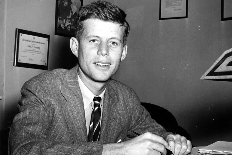 ঠান্ডা লড়াইয়ের সময় এই বিমানবন্দরেই নেমেছিলেন আমেরিকার প্রেসিডেন্ট জন এফ কেনেডি, মানবাধিকার আন্দোলনের নেতা মার্টিন লুথার কিং (জুনিয়র)।