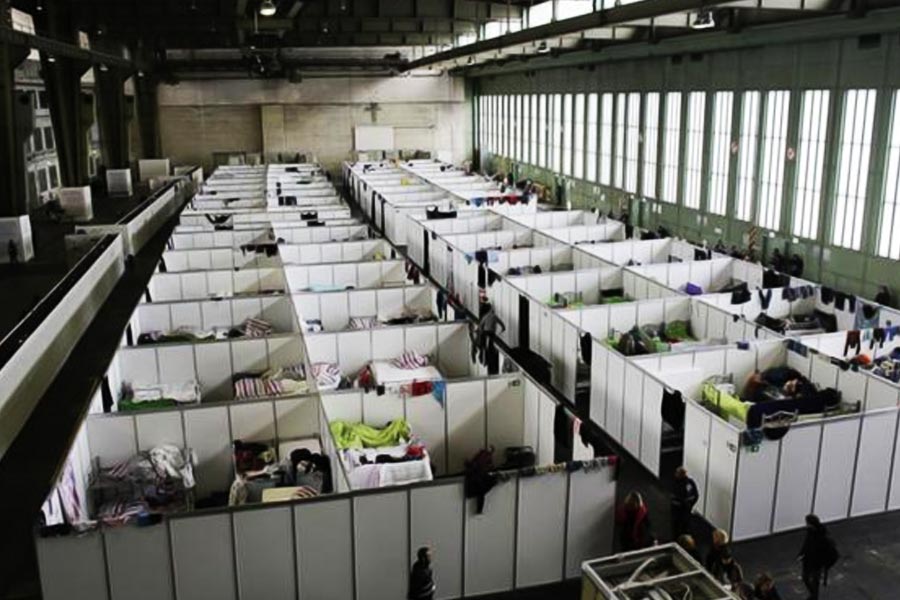 এখন এই বিমানবন্দরে আশ্রয় নিয়েছেন ইউক্রেন থেকে আসা শরণার্থীরা। বছরের পর বছর পেরিয়েছে, টেম্পেলহফ নিজের দরজা খোলাই রেখেছে শরণার্থীদের জন্য।