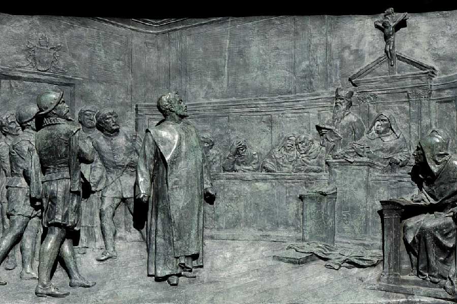 আজকে উইচক্র্যাফট বা ডাইনিবিদ্যা এক কর্পোরেট ব্যবসায় পরিণত। ভাবলেও অবাক লাগে যে, এক সময়ে অগণিত মানুষকে পুড়ে মরতে হয়েছিল শুধু মাত্র ডাইনিবিদ্যা চর্চাকারী সন্দেহে। ‘ধর্মদ্রোহ’-এর সন্ধানে ধর্মীয় কোপ নেমে এসেছিল ইটালীয় দার্শনিক জিওর্দানো ব্রুনোর (১৫৪৮-১৬০০) মতো ব্যক্তিত্বের উপরে। গ্নস্টিক দর্শন চর্চাকারী ব্রুনোকে মৃত্যুদণ্ডও দেওয়া হয়। (সঙ্গের ছবিটি জিওর্দানো ব্রুনোর বিচার বিষয়ে এত্তোরে ফেরারির দেওয়াল ভাস্কর্য)