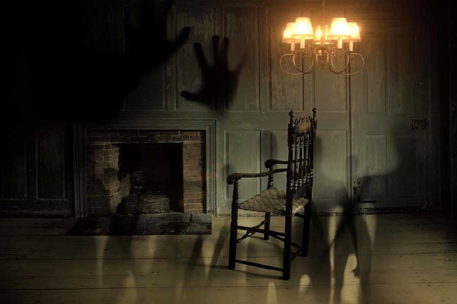 প্ল্যানচেট করে আত্মা নামানো, বিভিন্ন অপশক্তিকে আহ্বান করার জন্য প্রয়োজনীয় গ্রন্থ বা ‘গ্রিমোয়া’ এবং সেই সংক্রান্ত সাজসরঞ্জামের বিক্রিবাটাও কিছু কম নয় অন্তর্জালের দৌলতে। ২০১৮-য় বিখ্যাত প্রসাধনী নির্মাতা সংস্থা সেফোরা ‘উইচ কসমেটিক কিট’ বাজারে ছাড়ে, যা নিয়ে বিপুল বিতর্ক শুরু হয়। পাশাপাশি বিপুল পরিমাণে বিক্রি হয় ট্যারো কার্ড-এর মতো সামগ্রীও।