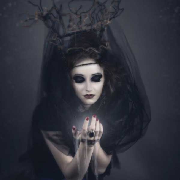 বিভিন্ন সমাজমাধ্যমে ডাইনিবিদ্যা চর্চাকারীরা বিপুল ভাবে সক্রিয়। লক্ষ লক্ষ পোস্ট প্রায় প্রতি দিন ছড়িয়ে পড়ে টিকটক বা ইনস্টাগ্রামের মতো সমাজমাধ্যম মারফত। আন্তর্জাতিক ই-কার্টগুলিতে ‘উইচ’ ট্যাগ সম্বলিত পণ্যের বিক্রি দারুণ। এর মধ্যে আবার একটি বড় অংশ জুড়ে রয়েছে ‘পেন্টাগ্রাম নেকলেস’-এর মতো অলঙ্কার।