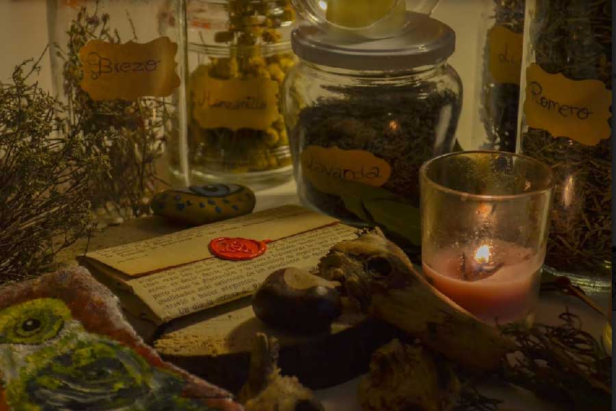 এই বিপুল সংখ্যক মানুষের কাছে ‘প্রয়োজনীয়’ বলে বিবেচিত হতে শুরু করে বিচিত্র সব স্ফটিক, ধূপ এবং জপের মালার মতো সামগ্রী। যেগুলি আবার অনলাইন বিপণীগুলিতেও লভ্য হতে শুরু করে। একটু খোঁজখবর করলেই দেখা যায়, ডাইনিবিদ্যায় ব্যবহৃত স্ফটিক গোলকের দাম এই মুহূর্তে ভারতীয় মুদ্রায় হাজার পাঁচেক টাকা থেকে শুরু। এবং এর শেষ ঠিক কোথায়, তা বলা মুশকিল।