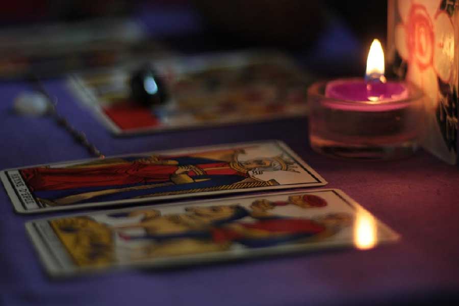 একুশ শতকে বিষয়টি ভিন্ন দিকে মোড় নিতে থাকে। একদল পণ্ডিত যেমন উইক্কা দর্শন নিয়ে প্রকাশ্যে মত ব্যক্ত করতে থাকেন, তেমনই অগুন্তি ওয়েবসাইট ‘শয়তান উপাসনা’র পদ্ধতি ও সেই সংক্রান্ত নানা সরঞ্জাম বিক্রি করতে শুরু করে। আমেরিকার সমাজ বিষয়ক সমীক্ষা সংস্থা পিউ রিসার্চ সেন্টার ২০১৪ সালের একটি প্রতিবেদনে জানায় যে, সে দেশের প্রায় দশ লক্ষ মানুষ নিজেদের প্রকাশ্যেই উইক্কা দর্শনে বিশ্বাসী বলে দাবি করছেন। আর কত জন যে গোপনে এই সবে বিশ্বাস রাখেন, কোনও দিনই জানা যাবে না।