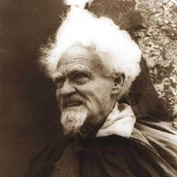 বিংশ শতকের দ্বিতীয়ার্ধে ইউরোপ ও আমেরিকা জুড়ে শুরু হয় উইক্কা দর্শনের পুনরুত্থানবাদী আন্দোলন। ইংরেজ নৃতত্ত্ববিদ জেরাল্ড গার্ডনারের নেতৃত্বে এই আন্দোলন বিদ্যাচর্চা হিসাবে শুরু হলেও বেশ কিছু সুযোগসন্ধানী বিষয়টিকে আড়াল হিসাবে ব্যবহার করে শুরু করেন বিপুল লাভজনক ব্যবসা। ইউরোপ ও আমেরিকার বিভিন্ন শহরে গজিয়ে উঠতে শুরু করে ‘উইচ ক্লাব’। এই ক্লাবগুলির অধিকাংশই ছিল নাইট ক্লাব। আজগুবি সব ‘উপাসনা পদ্ধতি’-র অন্তরালে চলত যৌনাচার। (সঙ্গের ছবিটি জেরাল্ড গার্ডনারের)