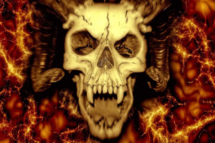 উইচদের একটি বড় অংশ এই সময়ে ‘শয়তান উপাসনা’র সঙ্গে যুক্ত হয়ে পড়ে। ইতিহাসবিদদের অনেকেই এই শয়তান উপাসনাকে ক্যাথলিক চার্চ-বিরোধী এক আন্দোলন হিসাবে দেখেছেন। শয়তান উপাসনার সঙ্গে অঙ্গাঙ্গি ভাবে জড়িত ছিল বিভিন্ন যৌন ক্রিয়াকলাপ। আঠারো ও উনিশ শতকের ইউরোপের ধনী ব্যক্তিরা অনেকেই শয়তান উপাসনায় অংশ নিতে শুরু করেন শুধু মাত্র লালসা চরিতার্থ করার উদ্দেশ্যেই। আর এই সুযোগে তথাকথিত শয়তান উপাসকরাও দু'হাতে অর্থ উপার্জন করতে শুরু করেন।