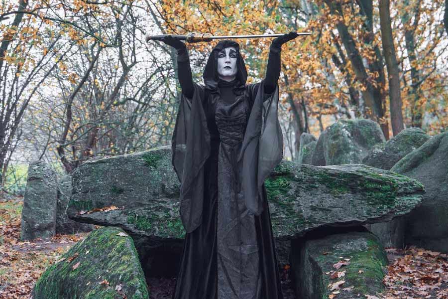  কিন্তু কেন এই সব উদ্ভট বিদ্যার চর্চাকারীদের সঙ্গে নিজেদের জড়াতেন অভিজাত থেকে শুরু করে রাজা-রাজড়ারাও? আসলে ‘ডাইনিবিদ্যা’ বলে এক পঙক্তিতে সকলকে বসিয়ে দিলেও এই সব অদ্ভুত বিদ্যার চর্চাকারীরা সবাই সমগোত্রীয় ছিলেন না। তাঁদের একাংশ চর্চা করতেন ‘উইক্কা’ নামের এক প্রাচীন দর্শনের। কেউ কেউ ছিলেন গ্নস্টিক দর্শনে (ধ্রুপদী গ্রিক যুগ থেকে চলে আসা এক বিশেষ জ্ঞানচর্চার ধারা) বিশ্বাসী। অনেকে চর্চা করতেন জ্যোতিষের, কেউ খোঁজ রাখতেন জড়িবুটির, কেউ আবার ছিলেন অ্যালকেমিস্ট। অভিজাতদের অনেকেই এই সব বিদ্যায় আগ্রহী ছিলেন। কেউ আবার অনন্ত যৌবন বা অমরত্ব লাভের আশায় এঁদের পৃষ্ঠপোষকতা করতেন।