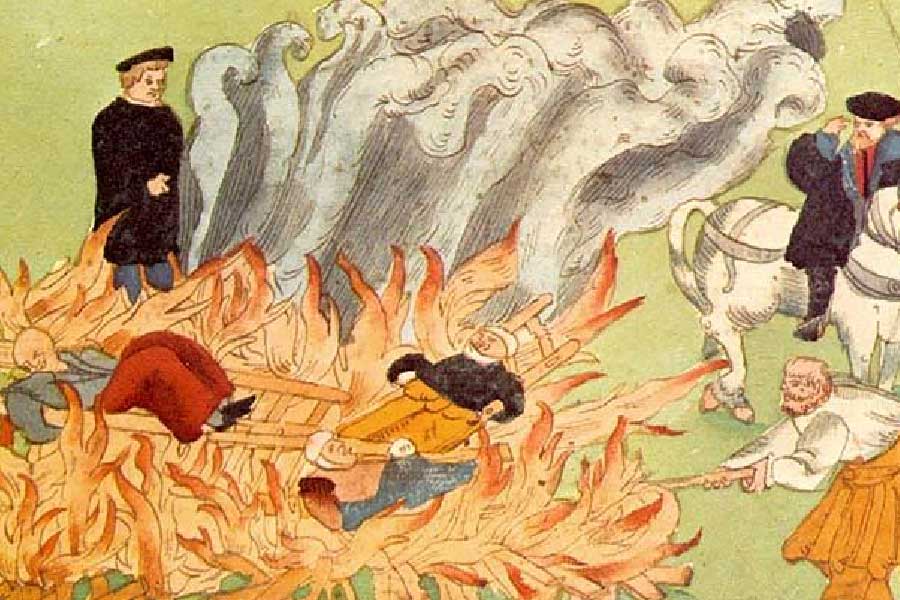 ডাইনিবিদ্যার চর্চাকে ‘খ্রিস্টধর্ম বিরোধী’ বা এক কথায় ‘ধর্মদ্রোহ’ বলে চিহ্নিত করে অগণিত মানুষকে হত্যা করা শুরু হয়। যাঁদের ডাইনি বা উইচ বলে হত্যা করা হচ্ছিল, তাঁদের অধিকাংশই ছিলেন সাধারণ মানুষ। ডাইনিবিদ্যা চর্চার সঙ্গে তাঁদের কোনও সম্পর্কই ছিল না। তবু রোমান চার্চ নিজের আধিপত্য কায়েম রাখতে সাধারণ মানুষের মনে ‘ডাইনি-ভীতি’ জাগিয়ে রাখে। ত্রয়োদশ শতকে গির্জার তরফে ডাইনি বিরোধী অভিযান তুঙ্গে ওঠে।