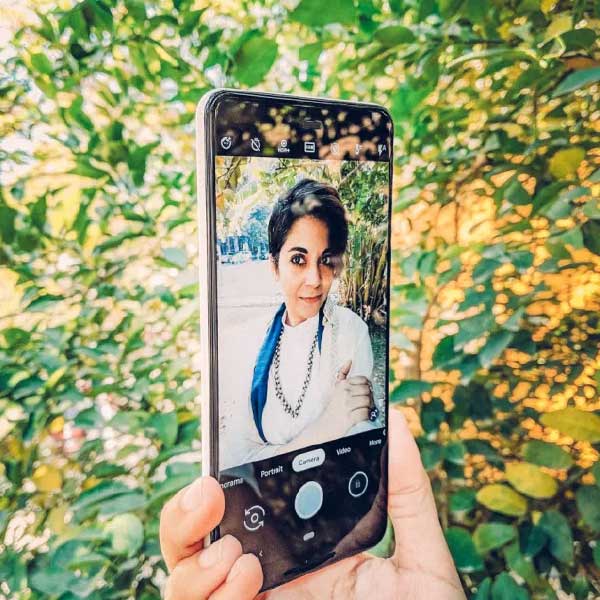 নয়না জানান, ২০০৬ সাল নাগাদ বাজারে একমাত্র নামী ব্লগিং সাইট বলতে ছিল অর্কুট। টুইটার তখনও আনুষ্ঠানিক ভাবে চালু হয়নি। সেই বছরই টুইটারে যোগ দেওয়ার জন্য মাইক্রোব্লগিং সাইটের তরফে একটি ইমেল পেয়েছিলেন নয়না। সেই আবেদনে সাড়া দিয়ে তিনি টুইটারে একটি অ্যাকাউন্ট খোলেন এবং ভারতের ‘প্রথম’ টুইটার ব্যবহারকারী হয়ে ওঠেন।