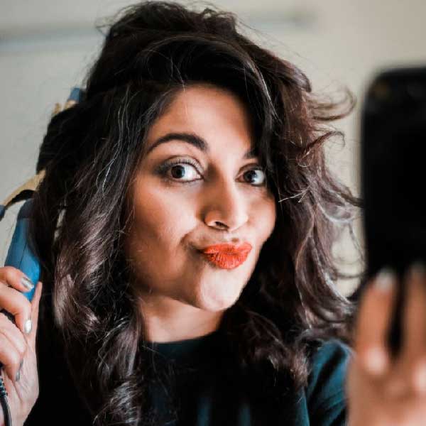 নয়না বর্তমানে একজন সক্রিয় টুইটার ব্যবহারকারী এবং তাঁর প্রোফাইলেও ‘ব্লু টিক’ রয়েছে। যা ইলনের টুইটার অধিগ্রহণের পর আলোচনার অন্যতম প্রধান বিষয় হয়ে উঠেছে। সকলের মনেই প্রশ্ন ছিল যে ‘ব্লু টিক’-এর ভবিষ্যৎ কী? এর মাঝেই ইলন ঘোষণা করেন যে ব্যবহারকারীরা যদি তাঁদের অ্যাকাউন্টে ‘ব্লু টিক’ চান, তা হলে তাঁদের মাসিক ৬৫০ টাকা করে দিতে হবে।