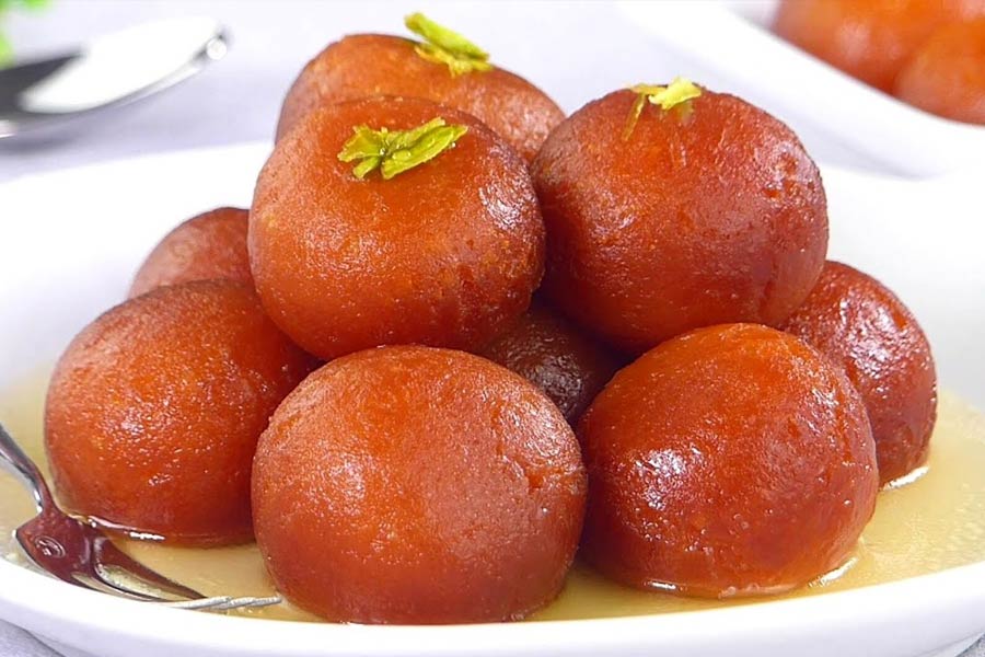 মিষ্টির দোকানে গেলে রসগোল্লা, ল্যাংচার পর যে দিকে নজর পড়ে তা হল গোলাপজাম। এই মিষ্টি ভারতের বিভিন্ন প্রান্ত ছাড়াও বাংলাদেশ, পাকিস্তান, নেপাল, মলদ্বীপ-সহ নানা দেশে বিখ্যাত।