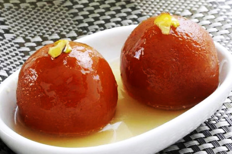 তবে, এই মিষ্টির জন্ম ভারতে নয়। অধিকাংশের মতে, মধ্যযুগে ইরান থেকে এই মিষ্টির আবির্ভাব। গোলাপজাম বা গুলাব জামুন নয়, এর প্রাচীন নাম ছিল ‘লুকমত-আল-কাদি’। মনে করা হয়, ভারতে এই মিষ্টি বানানোর সূত্রপাত এক তুর্কি নেতার হাত ধরে।