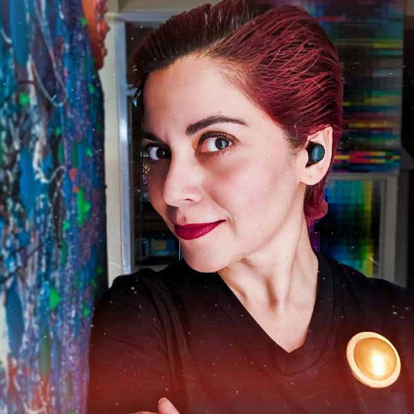 টুইটারের মাধ্যমে স্বাধীন ভাবে মতপ্রকাশ সম্পর্কে তিনি কী অনুভব করেন, সে সম্পর্কেও জানিয়েছেন নয়না। তাঁর মতে, একটি দেশে মতপ্রকাশের স্বাধীনতা টুইটারের সঙ্গে সম্পর্কিত নয়। যদিও টুইটার এখন এমন একটি প্ল্যাটফর্মে পরিণত হয়েছে যেখানে আমরা খবর দেখি এবং চারপাশে কী ঘটছে, তা জানতে পারি। কিন্তু আশপাশে প্রচুর ভুয়ো খবরও রয়েছে। আমি মনে করি টুইটারকে চোখ বন্ধ করে ভরসা করা যায় না। আমাদের নিজেদের আরও সচেতন হওয়া উচিত। সমস্যা হল যে হেতু আমরা সবাই ব্যস্ত তাই অনেক ক্ষেত্রেই আমাদের টুইটারের উপর নির্ভর করতে হয়।’’   