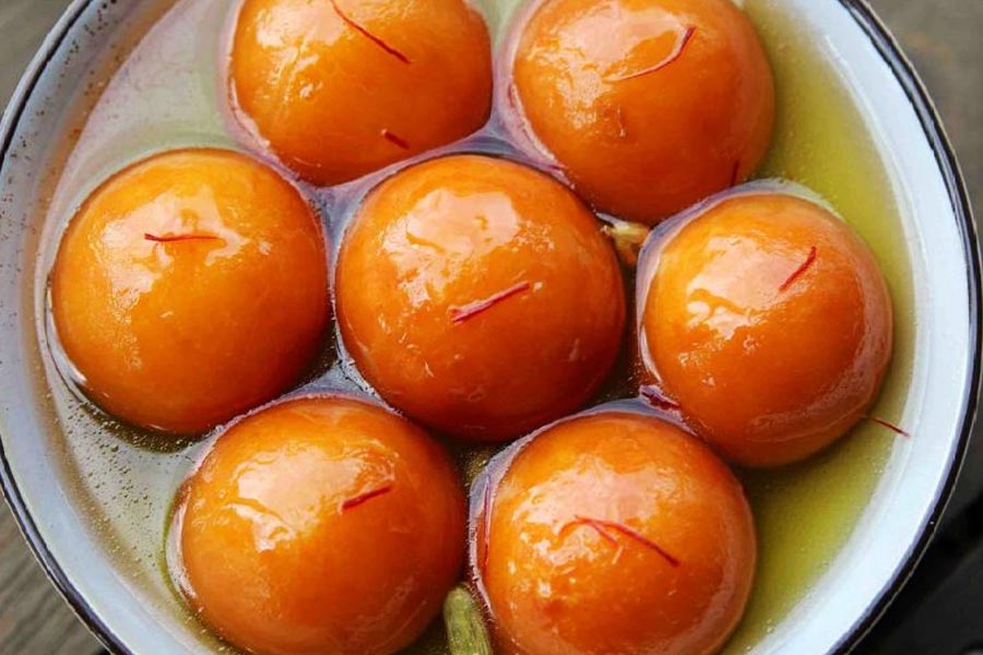 অনেকে আবার মনে করেন, মুঘল সম্রাট শাহ জাহানের প্রধান খানসামা প্রথম এই মিষ্টি বানিয়েছিলেন।