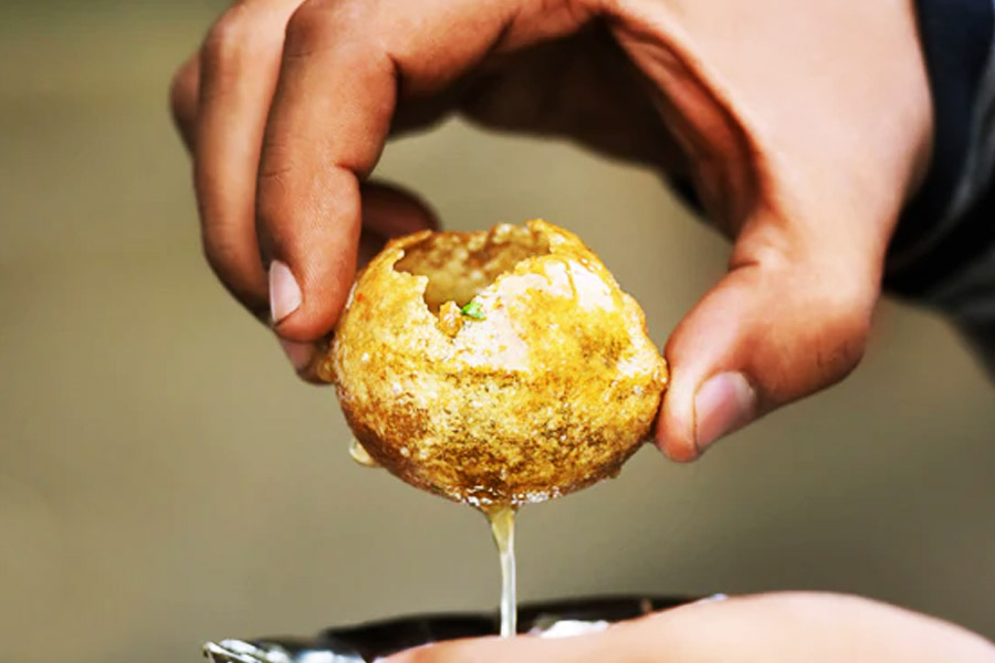 আট থেকে আশি— ফুচকা সকলেরই প্রিয়। উত্তরপ্রদেশে চাটজাতীয় খাবারের জনপ্রিয়তা খুবই বেশি। তাই ফুচকার জন্মস্থল বলতে সকলে উত্তরপ্রদেশের কথাই মনে করেন।