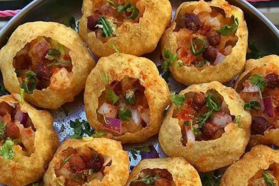 অবশ্য এর নাম নাকি তখন আলাদা ছিল। ‘জলপত্র’ বলে পরিচিত ছিল এখনকার ফুচকা।