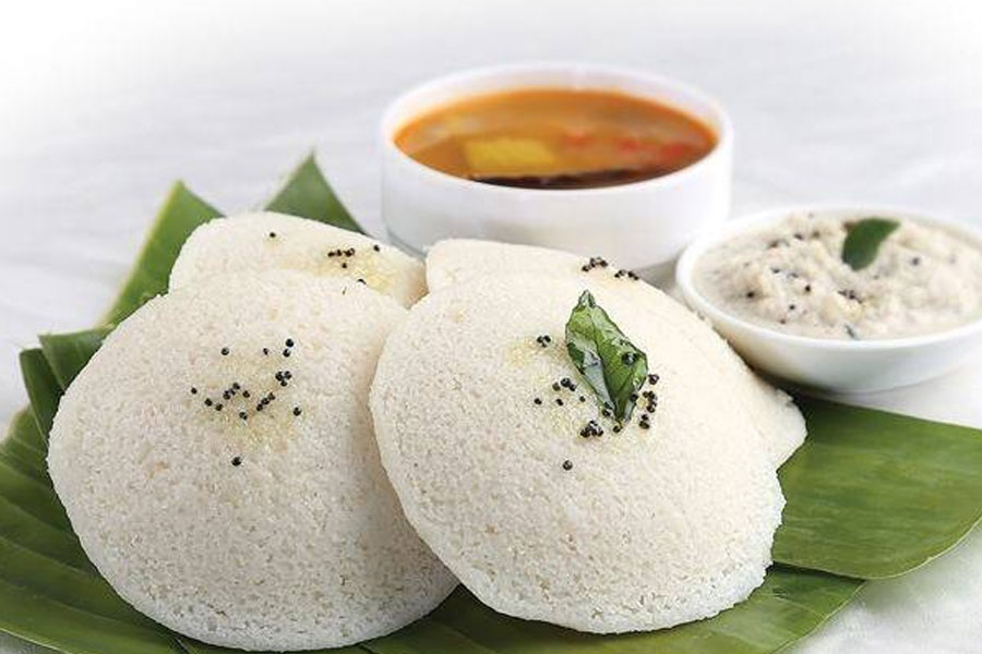 গুজরাতের ইতিহাসবিদরা মনে করেন, সৌরাষ্ট্র থেকে আসা ব্যবসায়ীদের মাধ্যমে ইডলি ভারতে আসে।