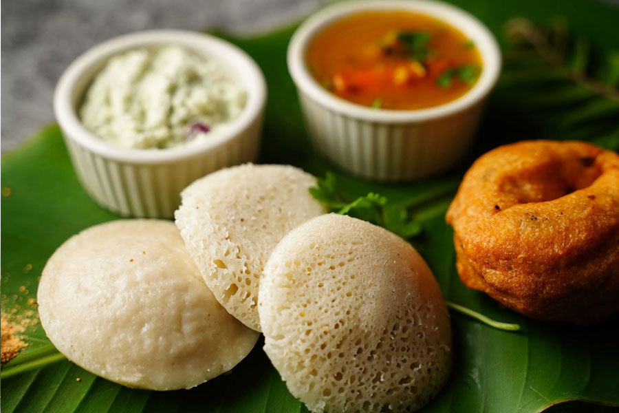 অনেকে মনে করেন, ইডলির জন্ম শ্রীলঙ্কায়। শ্রীলঙ্কা থেকে যাঁরা ভারতের দক্ষিণে এসে থিতু হয়েছিলেন, তাঁরাই ইডলির সঙ্গে পরিচয় ঘটান ভারতীয়দের।