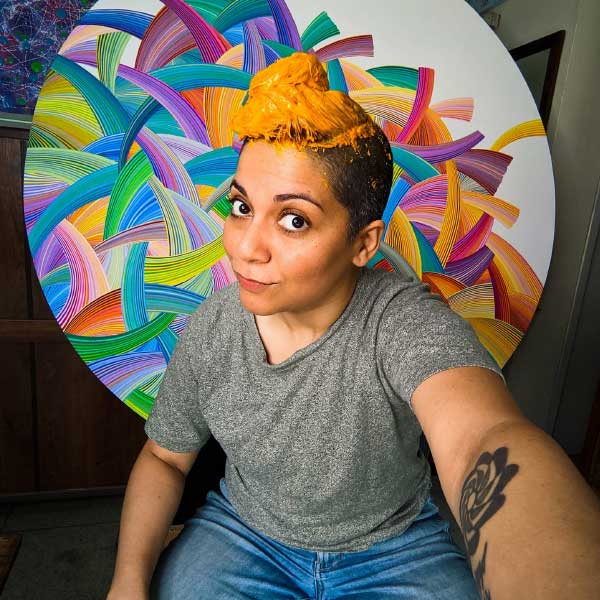 টুইটারে নিজের সম্পর্কে নয়না লিখে রেখেছেন যে তিনি এক জন ‘চিত্রগ্রাহক, শিল্পী এবং অভিজ্ঞতা সংগ্রাহক’।