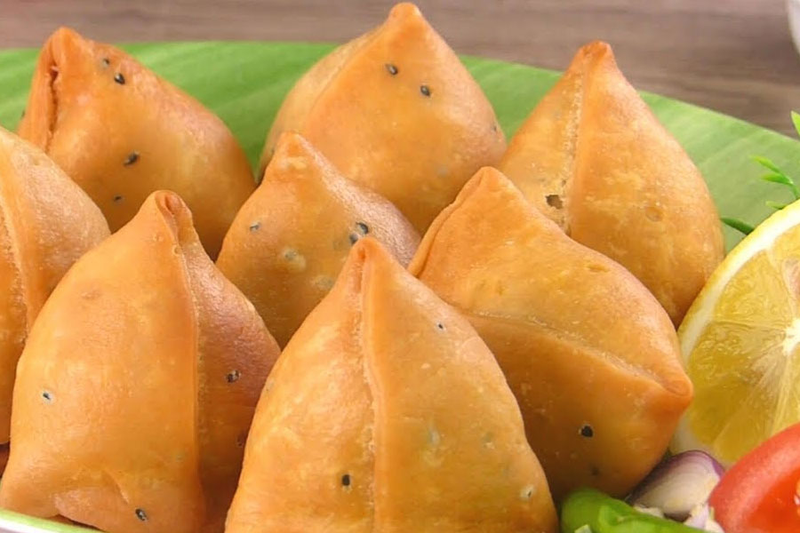 দিল্লিতে তখন সুলতানদের রাজত্ব। সেই সময় থেকেই নাকি শিঙাড়ার চল রয়েছে। আমির খসরু তাঁর লেখায় এর উল্লেখ করেছিলেন। ইবন বতুতার বিবরণী থেকেও শিঙাড়ার উল্লেখ পাওয়া যায়। তবে, তখন শিঙাড়া পরিচিত ছিল অন্য নামে— ‘সাম্বুসাক’।