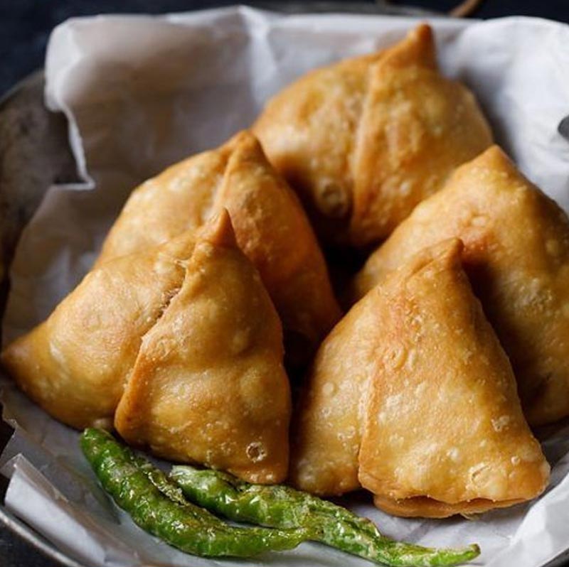 এমনকি, মুঘল দরবারেও খানাপিনার সময় শিঙাড়া বেশ প্রচলিত ছিল। তবে কেউ কেউ মনে করেন, সংযুক্ত আরব আমিরশাহি, পর্তুগাল, ব্রাজিলের খাস্তা খাবারগুলির সমন্বয়ে শিঙাড়া তৈরি হয়েছে ভারতে।