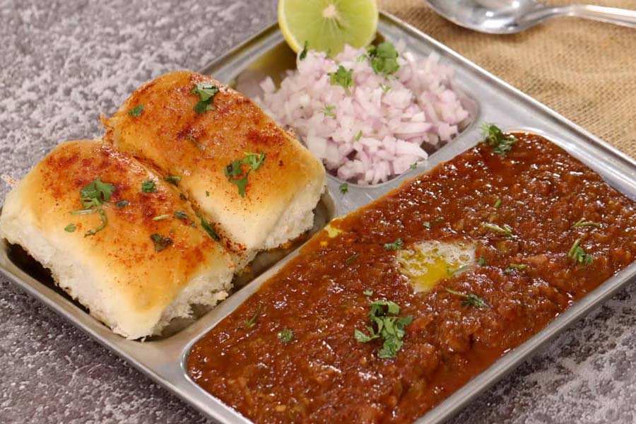 বলিউড এবং পাও ভাজি— মুম্বই নগরী যেন এই দুইয়ের জন্যই বিখ্যাত। তবে অনেকে মনে করেন, মুম্বইবাসীর সঙ্গে পাও ভাজির পরিচয় হয়েছিল অন্য দেশের হাত ধরে।