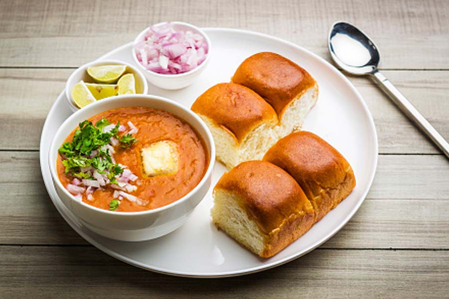 ভাস্কো ডা গামা যখন ভারতের পশ্চিম উপকূলে এসে পৌঁছেছেন, তখন তাঁকে অনেকেই পর্তুগিজ ব্রেড রোল খেতে লক্ষ করেছেন। অনেকের ধারণা, পর্তুগালের এই খাবার থেকেই উৎপত্তি পাও ভাজির।