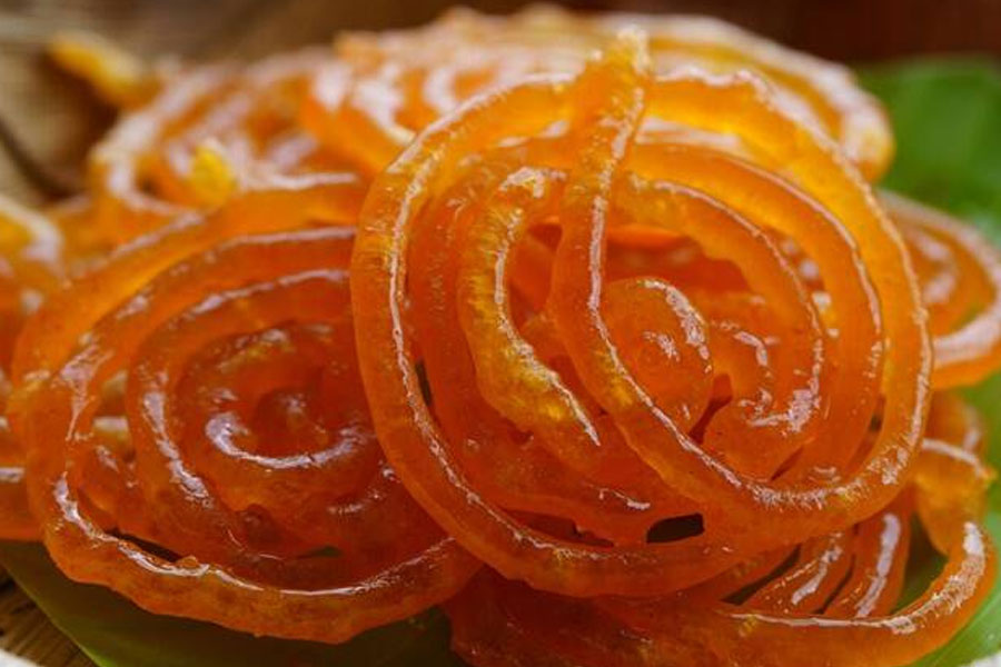 জিলিপির আবিষ্কারও যেন তার প্যাঁচের মতোই জড়ানো। কেউ বলেন এর জন্ম ভারতে, আবার কেউ বলেন এর উৎপত্তি বিদেশে।