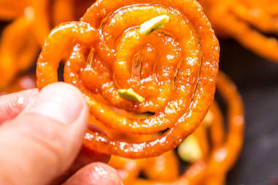 তবে অধিকাংশ ইতিহাসবিদের মতে, পার্সিভাষী মুসলিমরা মধ্যযুগে যখন ভারতে আসেন, তখন তাঁদের সঙ্গে আসে জিলিপি বানানোর প্রণালীও। ‘জুলবিয়া’ থেকে নাম পরিবর্তিত হয়ে হয়েছে জিলিপি।