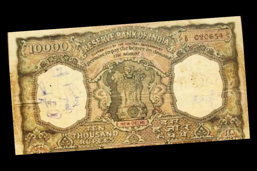 ভারতে এখনও পর্যন্ত সবচেয়ে বেশি যে পরিমাণ টাকার নোট ছাপা হয়েছে, তা হল ১০ হাজার। ১৯৩৮ সালে প্রথম ১০ হাজার টাকার নোট ছাপা হয়েছিল। এর পর আবার তা ছাপা হয় ১৯৫৪ সালে।