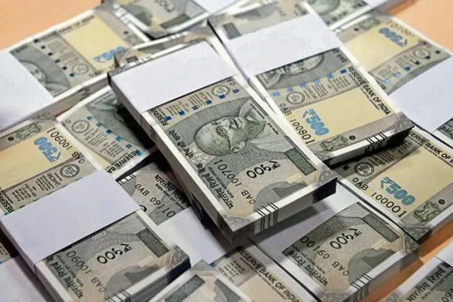 নোটবন্দির পর ৫০০ এবং ২০০০-এর পাশাপাশি আরবিআই থেকে ২০০ টাকার নোটও ছাপানো হয়। ক্রমে বাজারে দেখা মেলে নতুন ১০০ টাকা, ৫০ টাকা, ২০ টাকা এবং ১০ টাকার নোটের। নোটবন্দির পর কেন্দ্র জানায়, শুধু নতুন নোট ছাপতেই খরচ হয়েছে প্রায় ৬ হাজার ৮০০ কোটি টাকা।